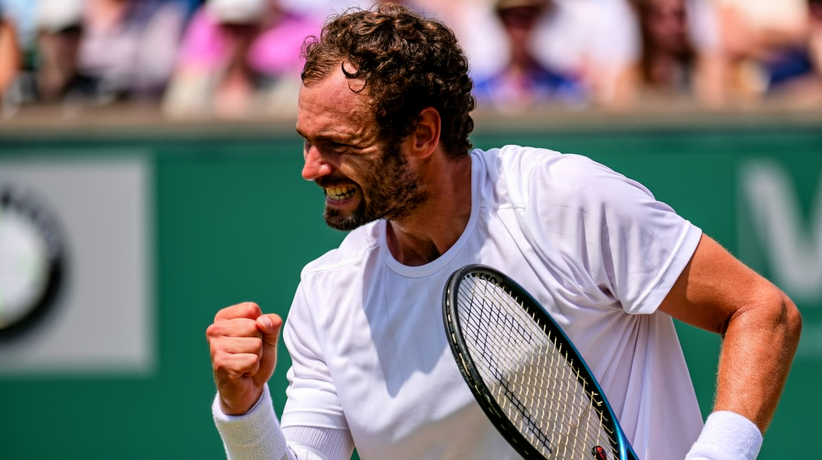 FB体育入口 - 温网2026：资格赛黑马 Safiullin 与 Mochizuki 逆袭 八强战将挑战 Djokovic 与 Sinner - FB体育
